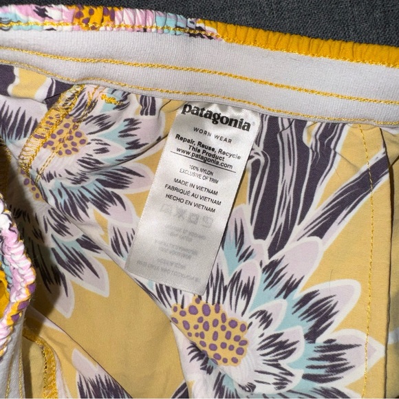 Patagonia Women's Baggies Shorts 5" Yellow Floral Print - Picture 5 of 8
